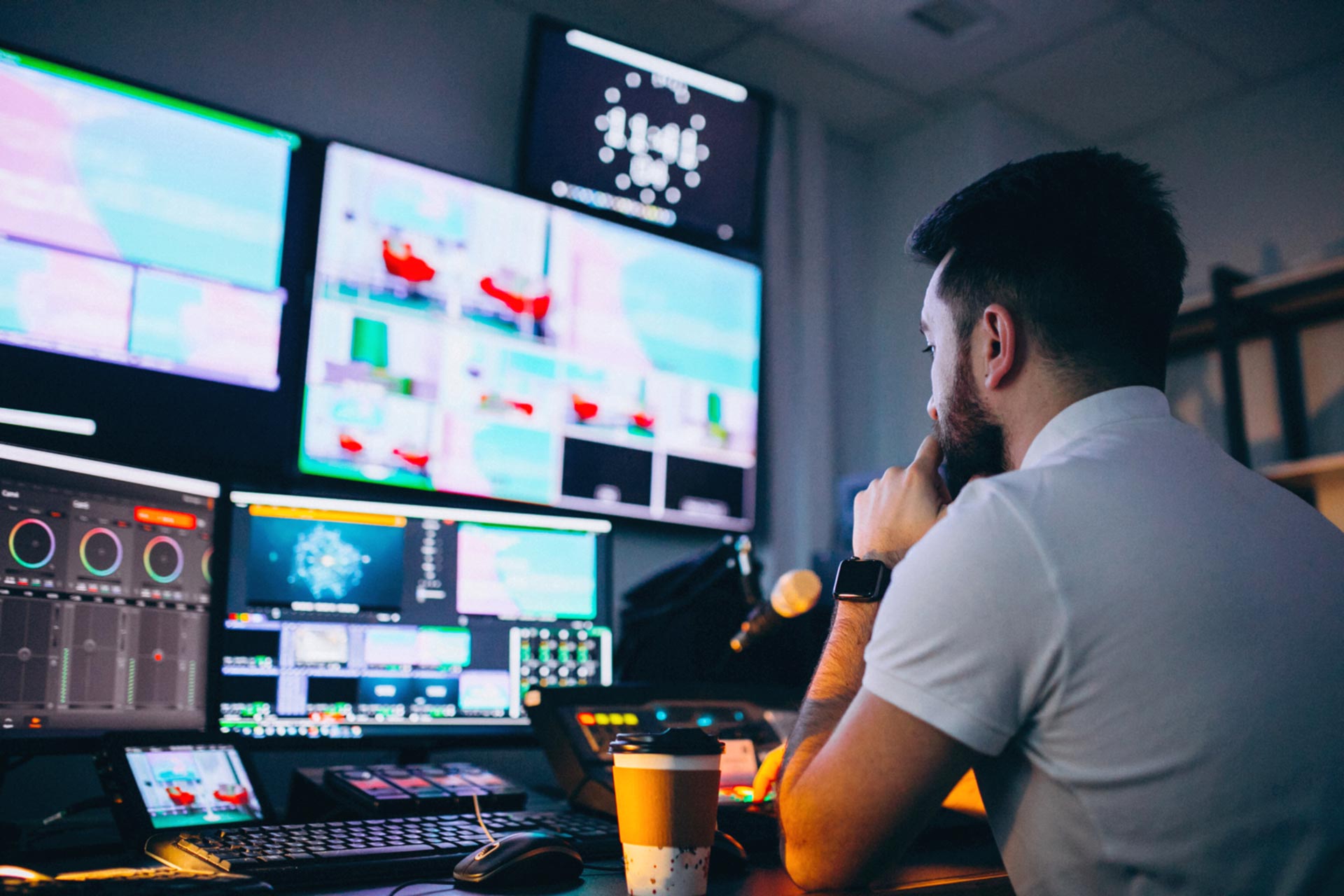 Il supporto monitor: 5 ragioni per rivoluzionare la vostra idea di scrivania Il supporto monitor: 5 ragioni per rivoluzionare la vostra idea di scrivania