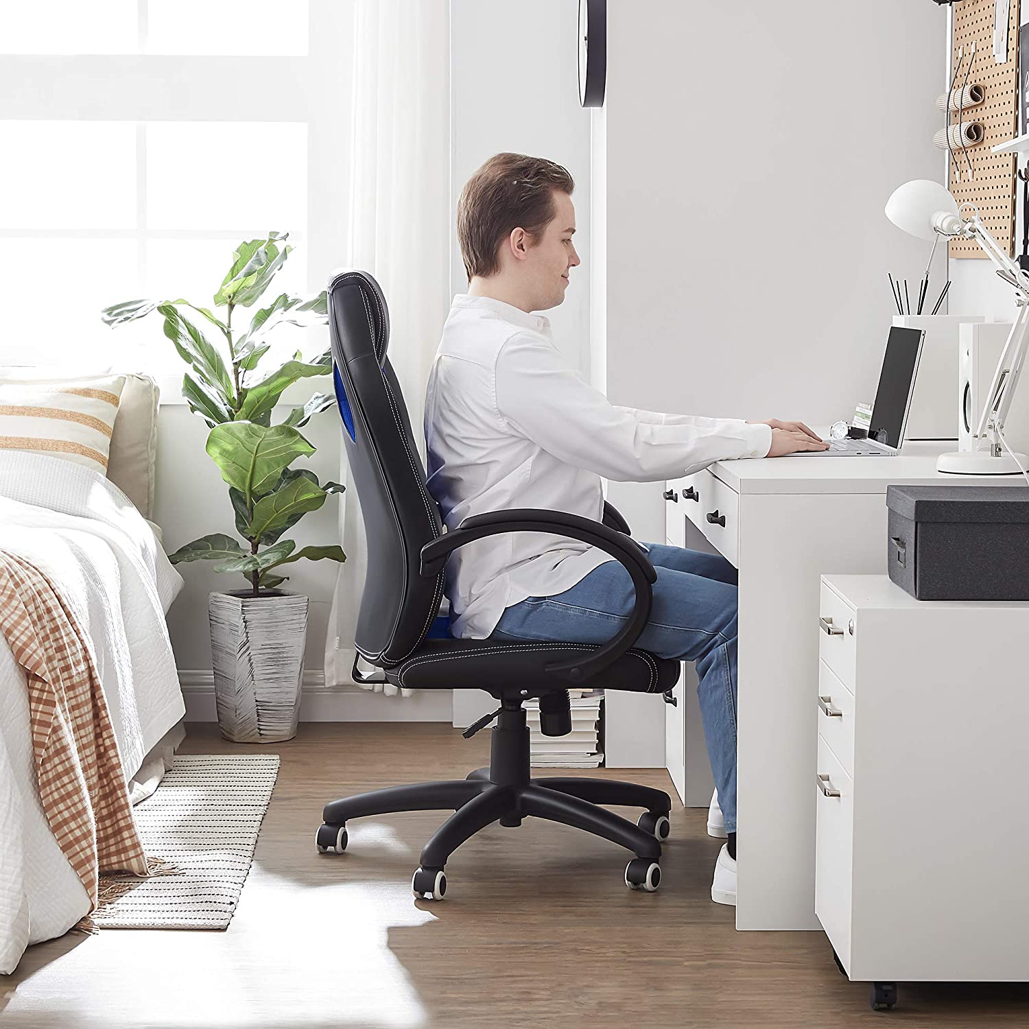 Tre sedie da scrivania per ragazzi ergonomiche e confortevoli Tre sedie da scrivania per ragazzi ergonomiche e confortevoli